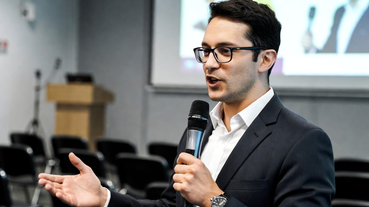 The Power of Persuasion: Unlocking Influence in Everyday Life 2 persuasion techniques